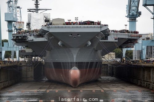 資料圖：美國(guó)海軍“福特”號(hào)航母在船塢放水。